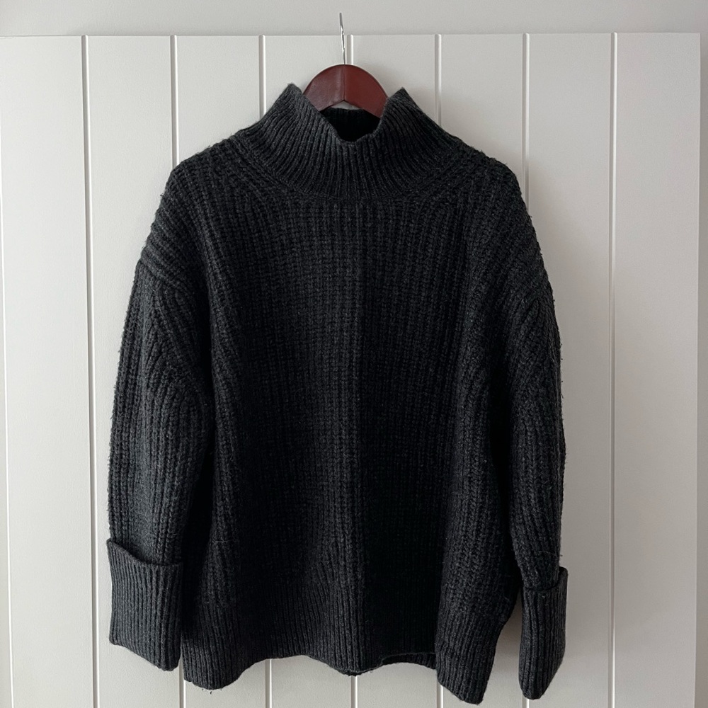 Banana Republic ribbed grey sweater, size S